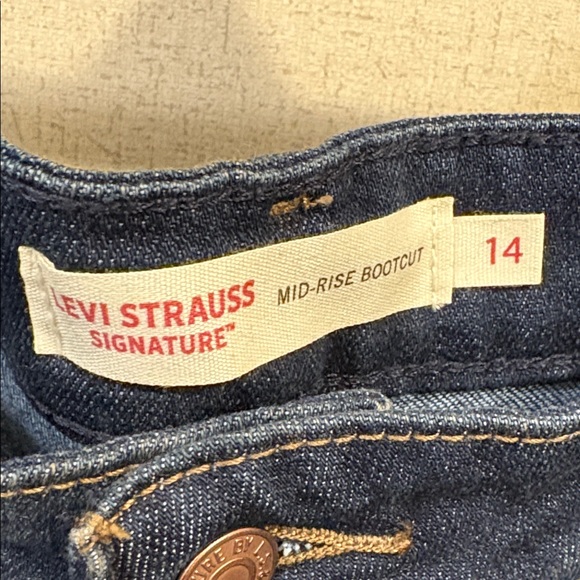Signature by Levi Strauss Women's Deep Indigo Boot Cut Jeans - Picture 2 of 4